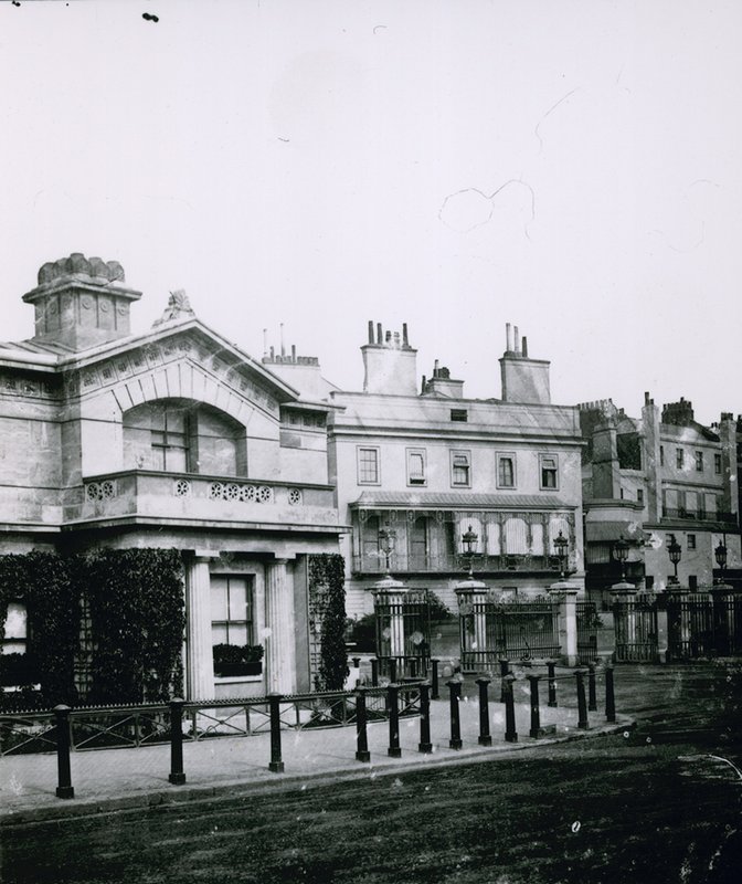 Stanhope Gate, London alkotó: English Photographer