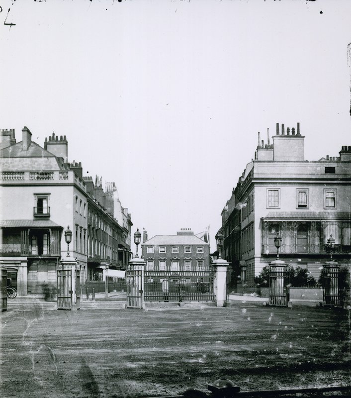 Stanhope Gate, London alkotó: English Photographer