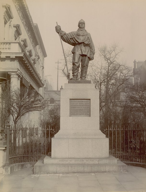 Robert Falcon Scott szobra alkotó: English Photographer