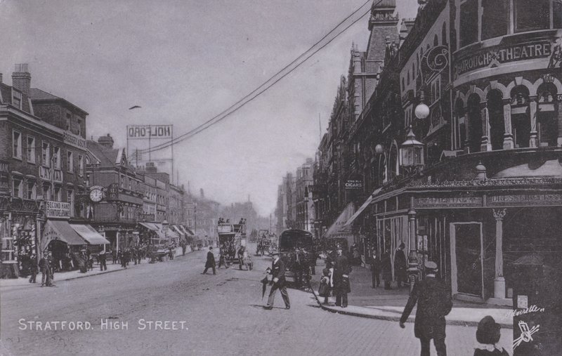 Stratford, High Street, a Borough Színházzal (f/w fotó) alkotó: English Photographer