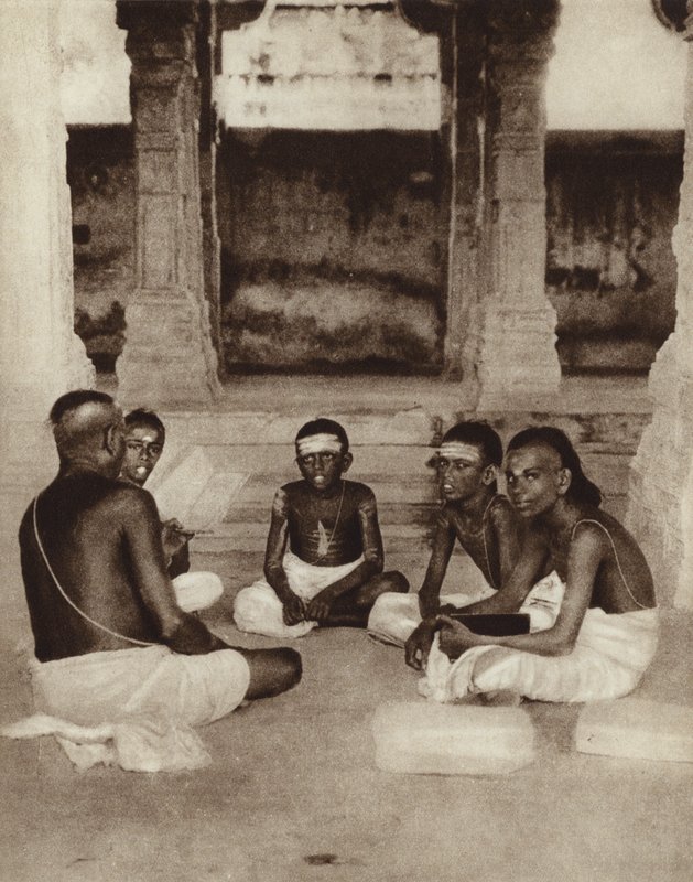 Diákok egy templomi iskolában Ramesworamban, Madras, India (fekete-fehér fotó) alkotó: English Photographer