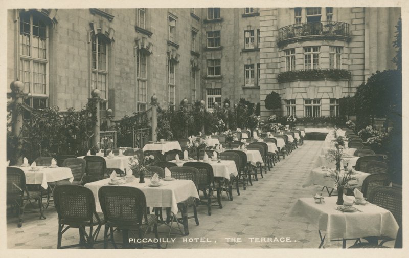 A Piccadilly Hotel terasza, London alkotó: English Photographer