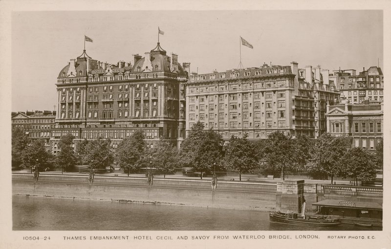 Thames Embankment Hotel Cecil és Savoy a londoni Waterloo hídról alkotó: English Photographer