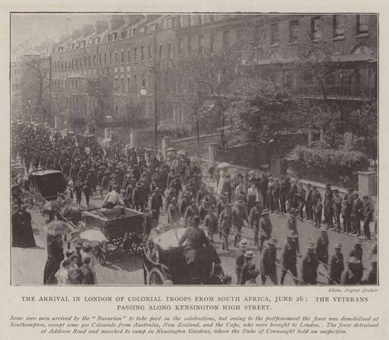 A gyarmati csapatok megérkezése Londonba Dél-Afrikából, június 26., a veteránok a Kensington High Street mentén haladnak alkotó: English Photographer