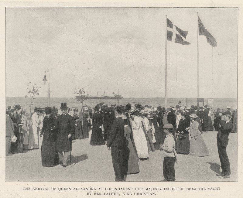 Alexandra királynő megérkezése Koppenhágába, Őfelsége édesapja, Christian király kíséretében a jachtról alkotó: English Photographer