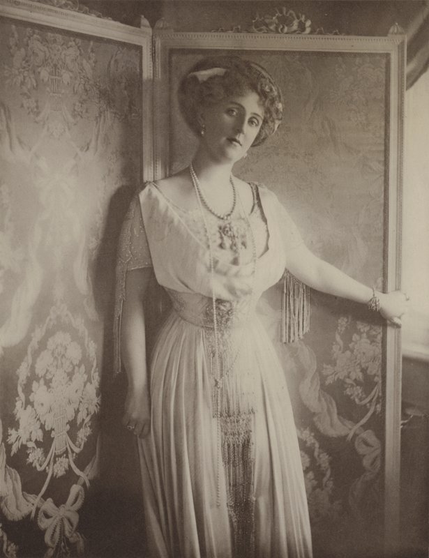 Von Eckardstein bárónő (fekete-fehér fotó) alkotó: English Photographer