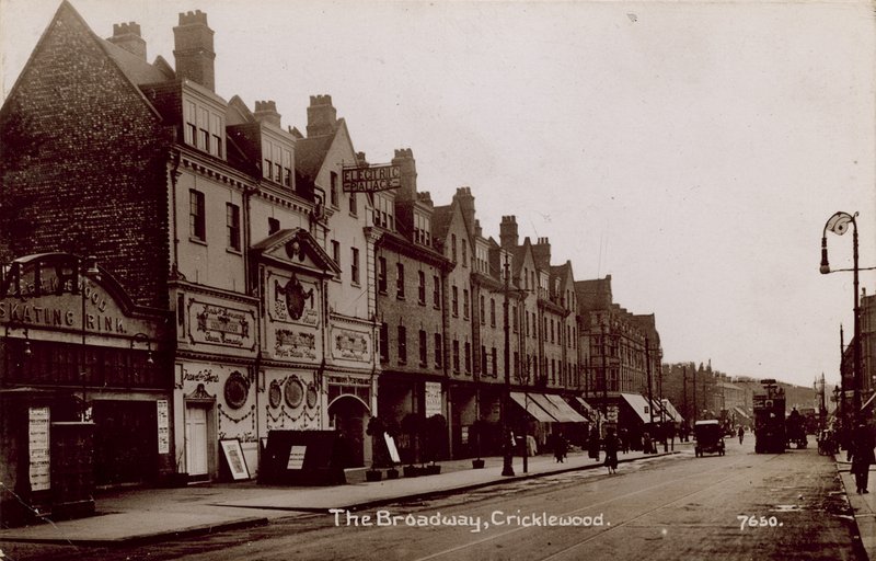 A Broadway, Cricklewood, London alkotó: English Photographer