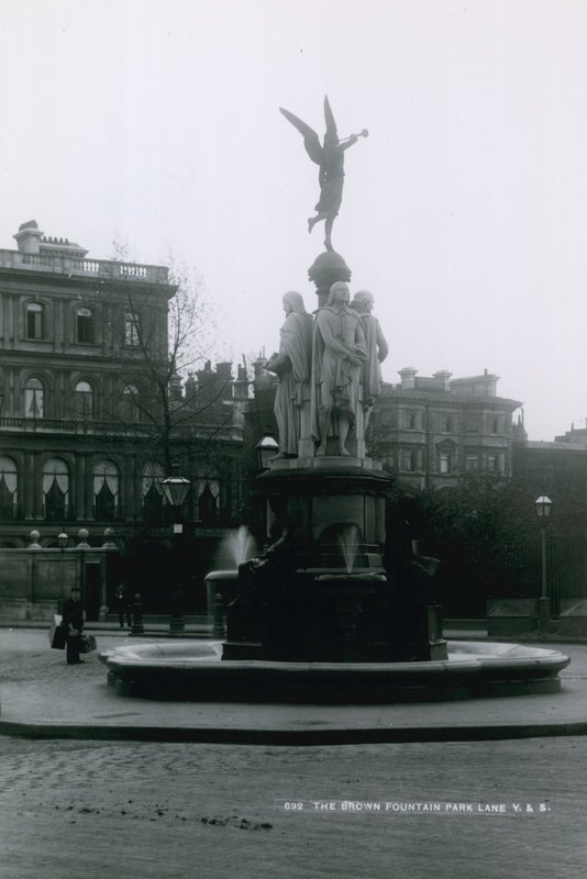 A Brown Fountain, Park Lane, London alkotó: English Photographer
