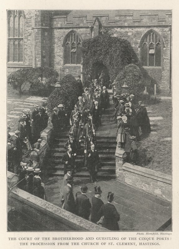 A Cinque Portok Testvériségének udvara és vendégsereg, a körmenet a Szent Kelemen-templomból, Hastings alkotó: English Photographer