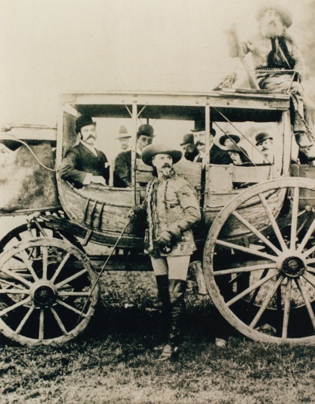 A Deadwood postakocsi Londonban – Buffalo Bill áll, John Nelson a boxban alkotó: English Photographer