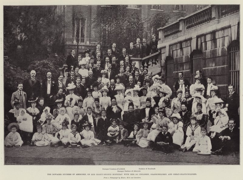 Abercorn özvegy hercegnője, nyolcvankettedik születésnapján 101 gyermekével, unokájával és dédunokájával alkotó: English Photographer