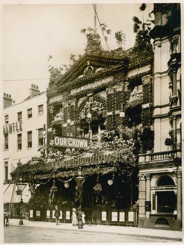Az Empire Theatre, Leicester Square, London, Viktória királynő gyémánt jubileumára díszítve, 1897. június alkotó: English Photographer