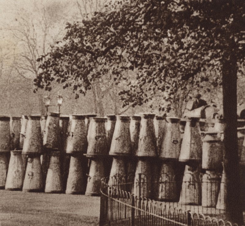 Az 1926-os általános sztrájk, a tejraktár a londoni Hyde Parkban alkotó: English Photographer