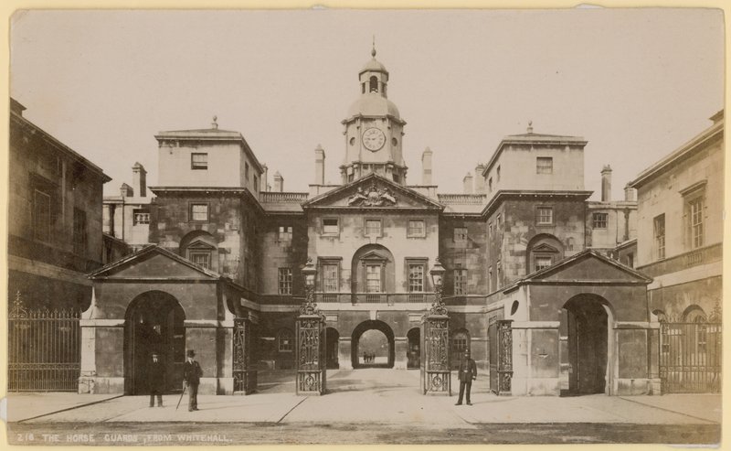 A lóőrök a londoni Whitehallból alkotó: English Photographer