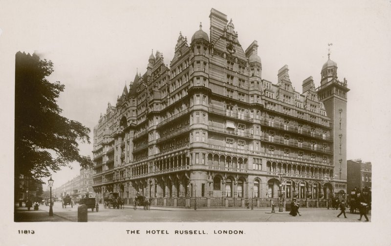 A Hotel Russell, London alkotó: English Photographer