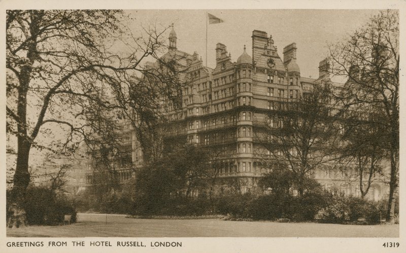 A Hotel Russell, London alkotó: English Photographer
