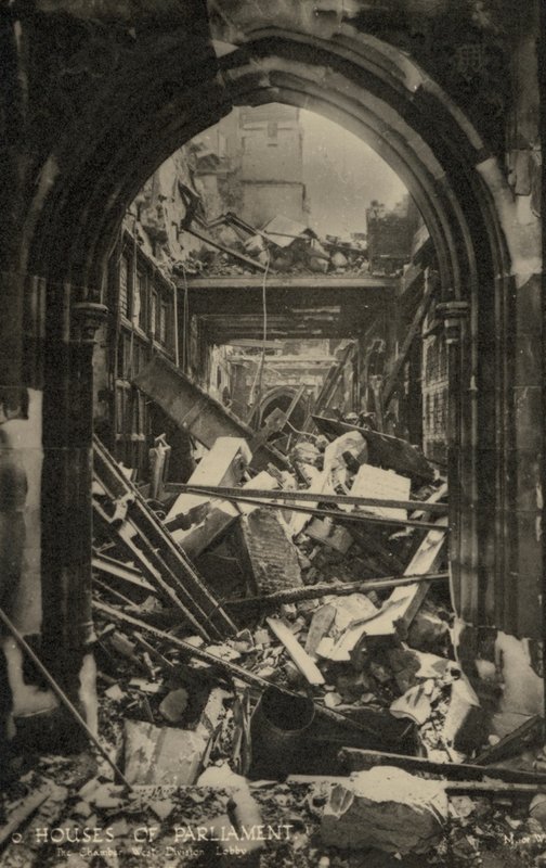 A londoni parlament háza bombakárosulással a második világháború alatt (f/w fotó) alkotó: English Photographer