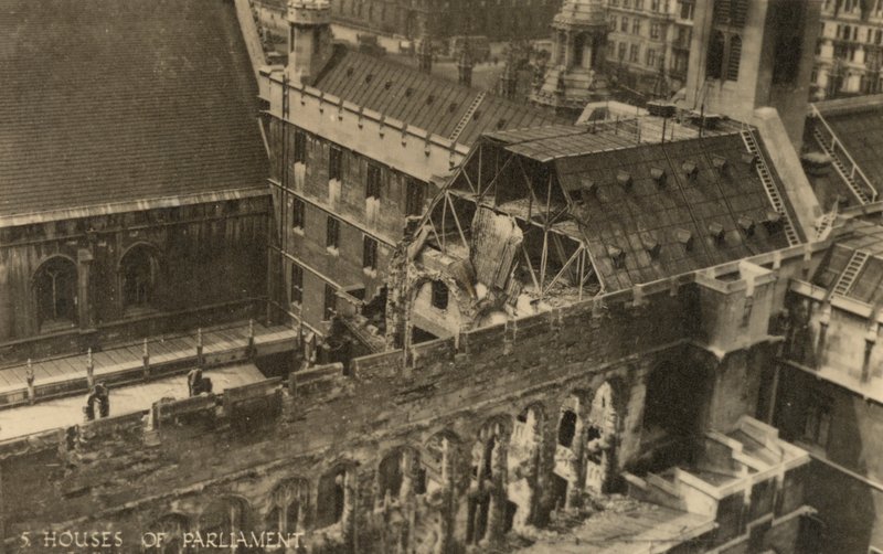 A londoni parlament háza bombakárosulással a második világháború alatt (f/w fotó) alkotó: English Photographer