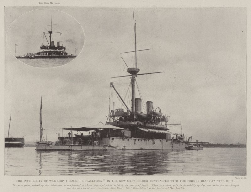 A hadihajók láthatatlansága, a HMS Devastation az új szürke színben kontrasztban a korábbi feketére festett hajótesttel alkotó: English Photographer