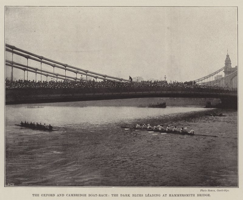 Az Oxford és Cambridge Boat-Race, a Dark Blues vezet a Hammersmith Bridge-nél alkotó: English Photographer