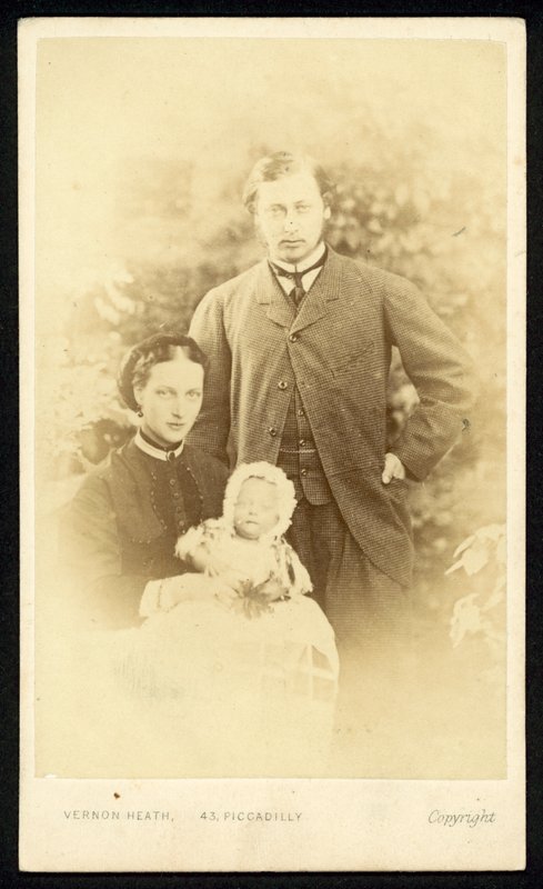 A walesi herceg és hercegnő, valamint Albert Viktor herceg alkotó: English Photographer