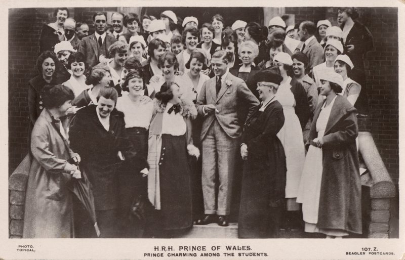 A walesi herceg (később VIII. Edward király) diáklányokkal (f/w fotó) alkotó: English Photographer