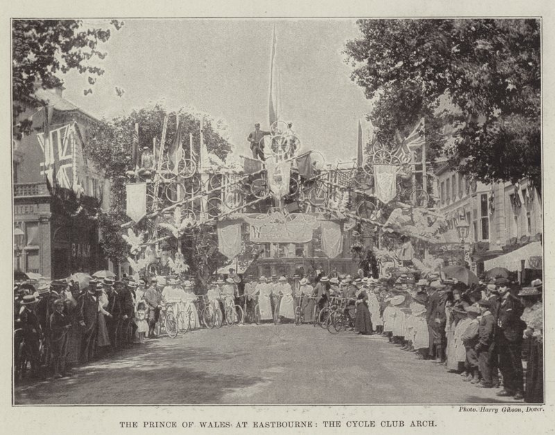 A walesi herceg Eastbourne-ben, a Cycle Club Arch alkotó: English Photographer