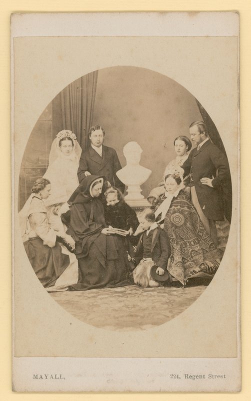 A walesi herceg, a későbbi VII. Edward király, új feleségével, egy királyi csoportban, köztük Viktória királynővel (fekete-fehér fotó) alkotó: English Photographer
