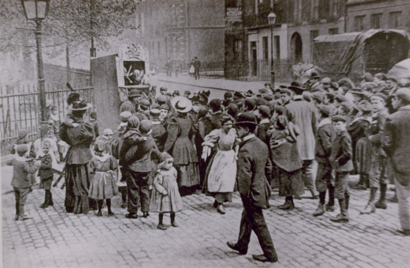 A Punch und Judy Show alkotó: English Photographer