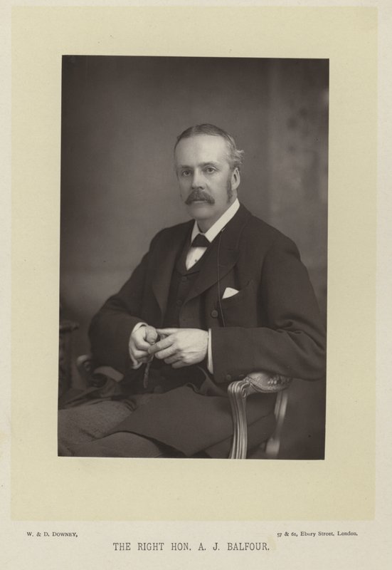 A jobb tiszt. A. J. Balfour alkotó: English Photographer