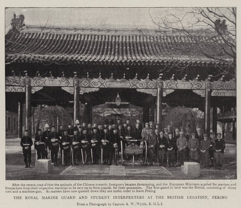 A Királyi Tengerészgyalogság és a diáktolmácsok a brit követségen, Pekingben alkotó: English Photographer