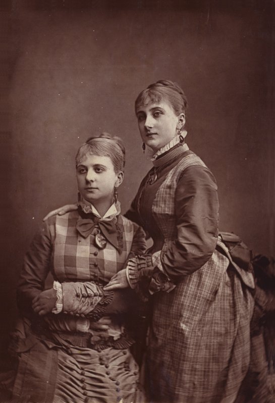 Bransconibe nővérek alkotó: English Photographer