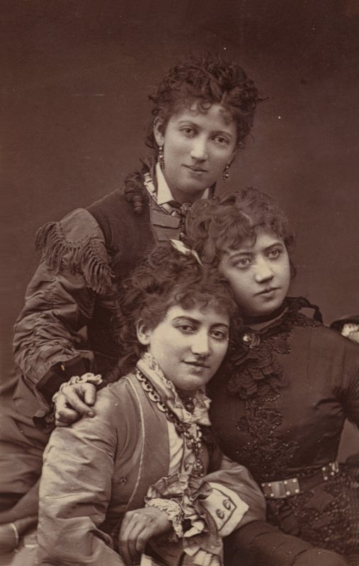 A Vokes nővérek alkotó: English Photographer