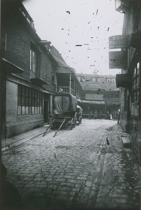 A Tabard Inn, Southwark alkotó: English Photographer