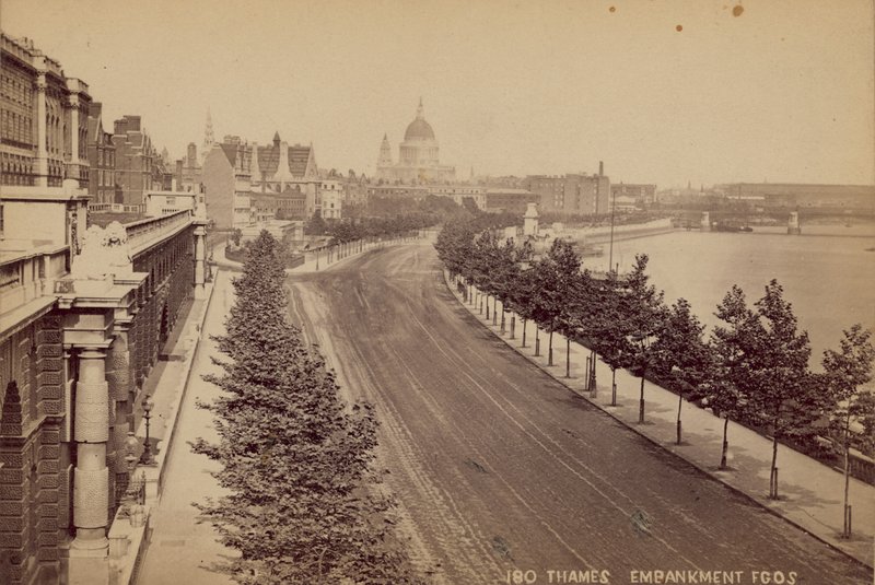 The Thames Embankment, London alkotó: English Photographer