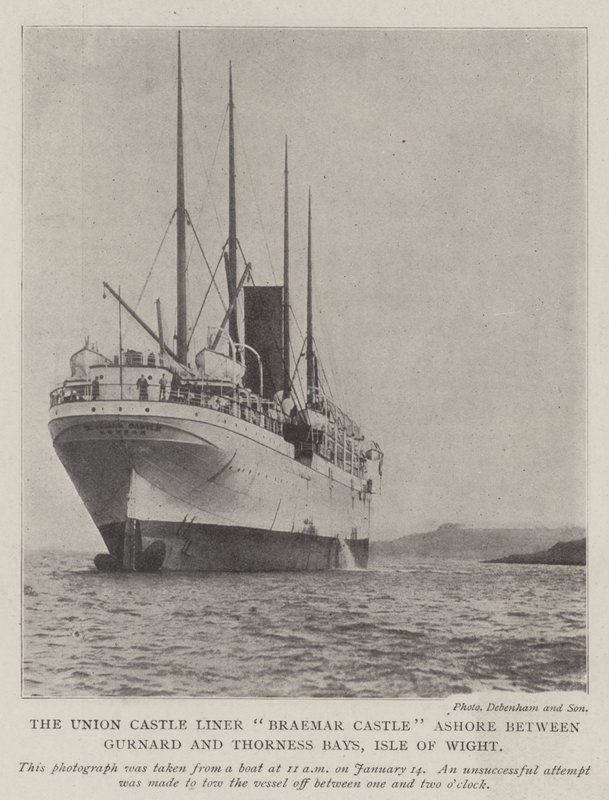 Az Union Castle Liner Braemar Castle Ashore, Gurnard és Thorness Bays között, Wight-sziget alkotó: English Photographer