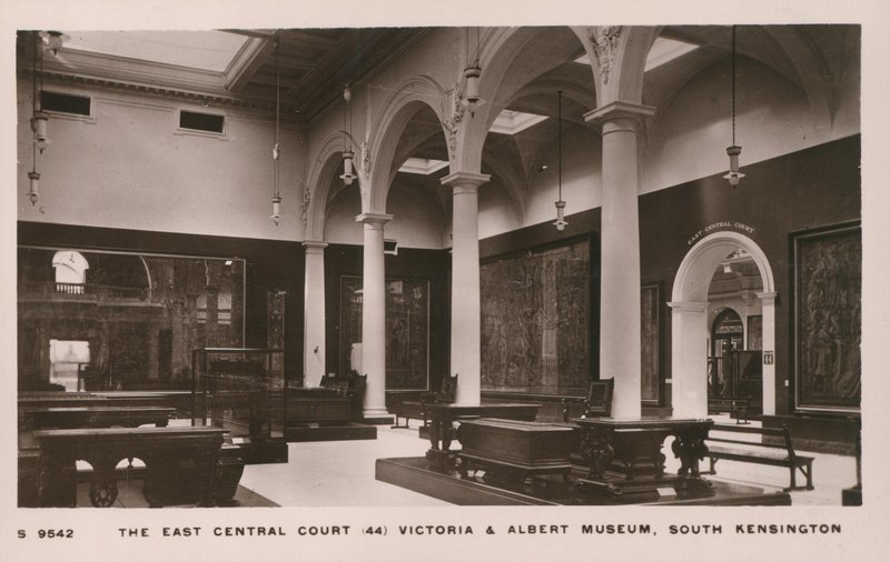A Victoria and Albert Museum, South Kensington, London alkotó: English Photographer