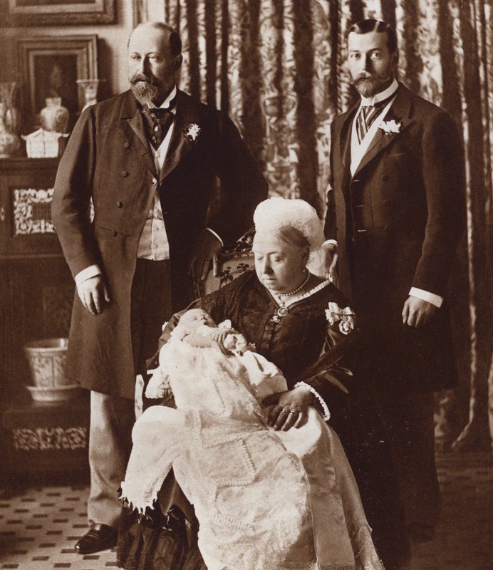 A leendő VIII. Edward király keresztelője, Viktória királynő, VII. Edward király és V. György király (fekete-fehér fotó) alkotó: English Photographer