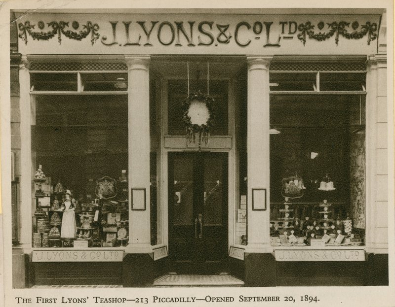Az első Lyons Teashop alkotó: English Photographer