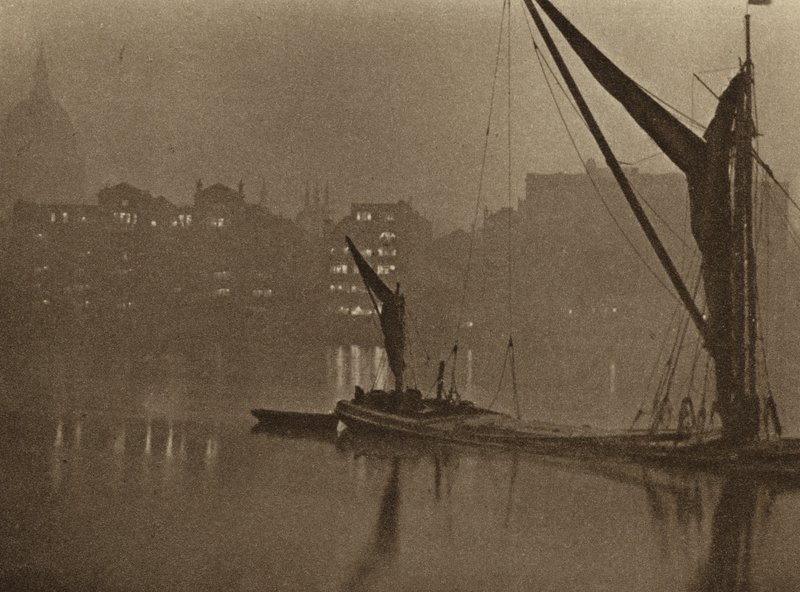Az éjszaka árnyalatai lassan hullanak a londoni folyóra (fekete-fehér fotó) alkotó: English Photographer