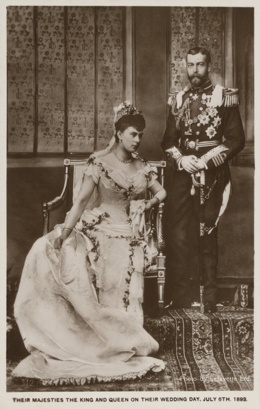 György herceg, York hercege (később V. György király) és Mária tecki hercegnő (később Mária királynő) esküvője (fekete-fehér fénykép) alkotó: English Photographer