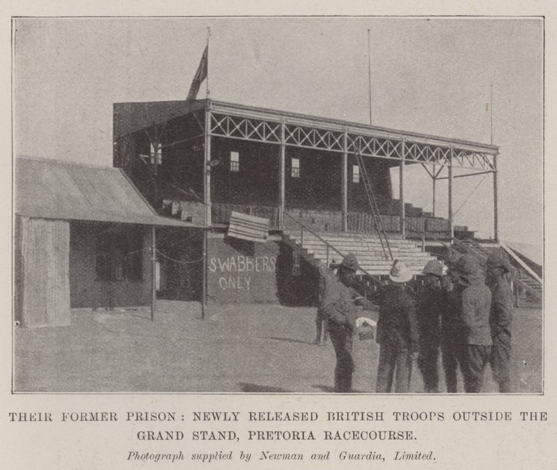 Volt börtönük, újonnan szabadult brit csapatok a Grand Stand előtt, a Pretoria Racecourse alkotó: English Photographer