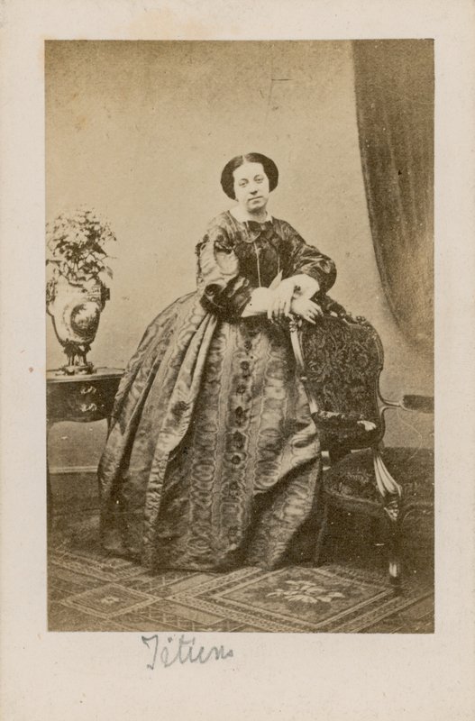 Theresa Titiens, énekes alkotó: English Photographer