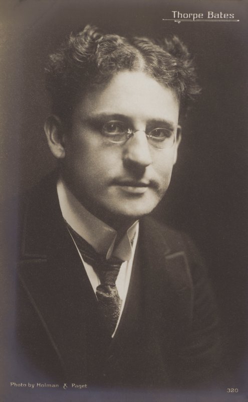 Thorpe Bates angol énekes és színész alkotó: English Photographer