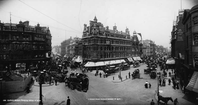 A Tottenham Court Road és az Oxford Street, London alkotó: English Photographer