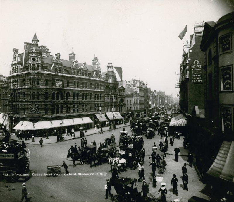 A Tottenham Court Road a londoni Oxford Streetről alkotó: English Photographer