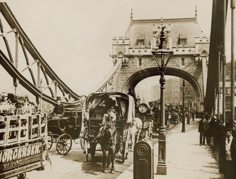 A Tower Bridge felett áthaladó forgalom alkotó: English Photographer