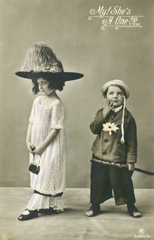 Két gyerek díszruhában (színes fotó) alkotó: English Photographer