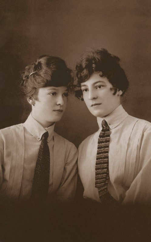 Két fiatal Edwardian nő nyakkendőt visel (fekete-fehér fotó) alkotó: English Photographer