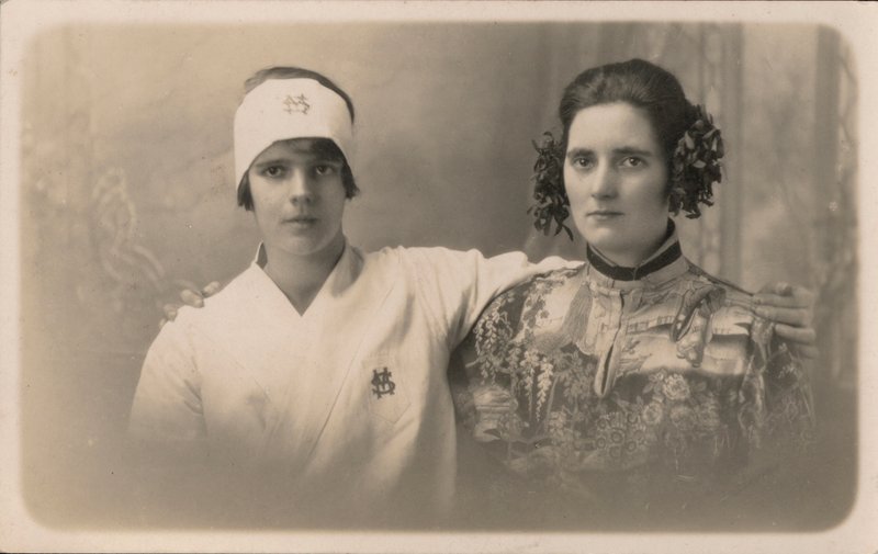 Két fiatal nő, egymás vállát átkarolva (fekete-fehér fotó) alkotó: English Photographer
